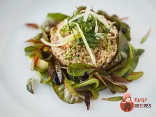 Салат з кіноа з авокадо, мангольдом та селера