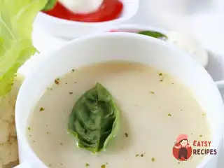 Крем-суп із цвітної капусти з крутонами із копченого лосося