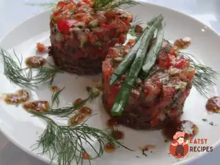 Тартар із лосося з бородинським хлібом