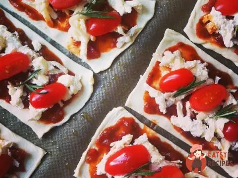 Шари з козиним сиром, помідорами чері та розмарином