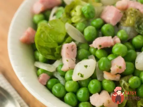 Тушкований горошок з латуком, м'ятою, беконом та маленькою цибулею