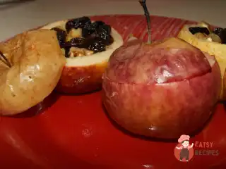 Яблука, запечені з родзинками та горіхами