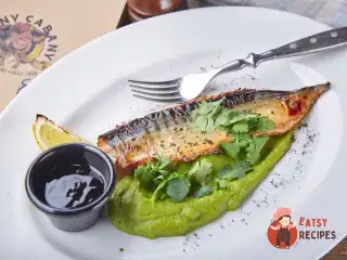 Скумбрія на грилі з пюре з горошку