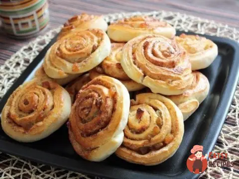 Булочки з корицею та родзинками