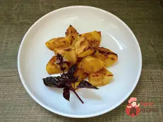 Картопля з соусом з томатів та базиліка