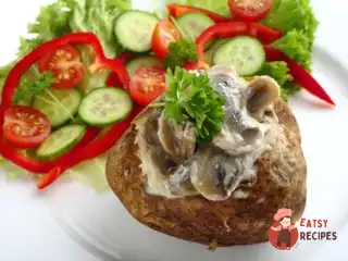 Печену картопля з вершковим соусом з грибів, бекону та зеленого перцю.