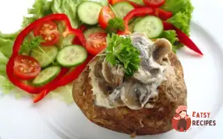 Печену Картопля З Вершковим Соусом З Грибів, Бекону Та Зеленого Перцю.
