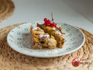 Шарлотка з яблуками, бананами та корицею
