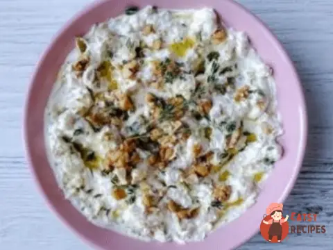 Сир із медовою грушею, блакитним сиром та волоськими горіхами