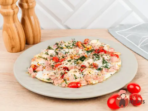 Яєчня по-американськи з шинкою та помідорами черрі