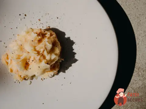 Скрембл із сиром тет-де-муан