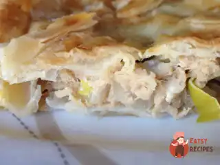 Листковий пиріг з тунцем, цибулею-пореєм та солоними огірками