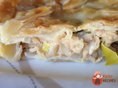 Листковий пиріг з тунцем, цибулею-пореєм та солоними огірками