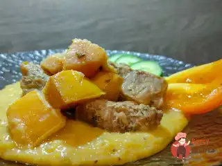 Свинина тушкована з айвою