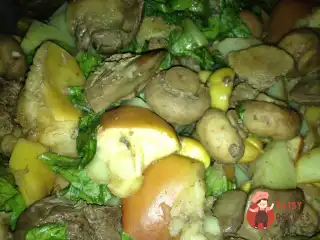 Теплий салат з курячою печінкою та каштанами