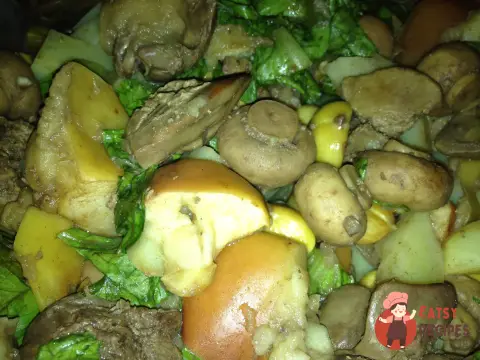 Теплий салат з курячою печінкою та каштанами