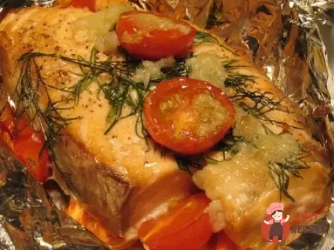 Лосось запечений у фользі з овочами