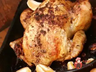 Курка, запечена з апельсинами, медом, шафраном та анісом з овочами та горіхами.