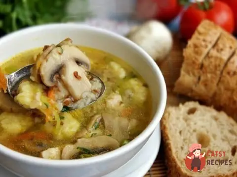 Гречаний суп з грибами та картопляними галушками
