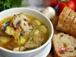 Гречаний суп з грибами та картопляними галушками