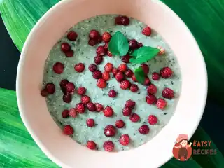 Конопляна каша з кокосовим молоком та сезонними ягодами