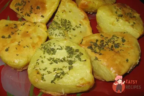 Картопля під майонезом з прованськими травами, запечена в мікрохвильовій печі.