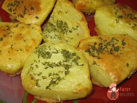 Картопля під майонезом з прованськими травами, запечена в мікрохвильовій печі.