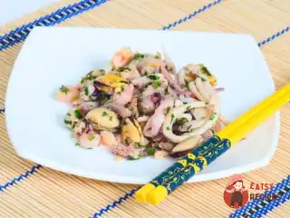 Салат з маринованого восьминога