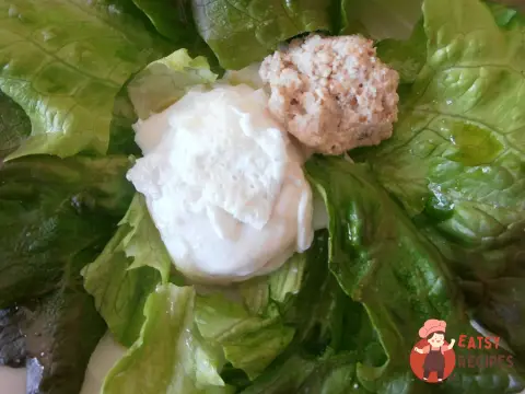 Яйце пашот з горіховим соусом