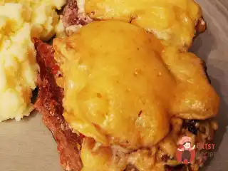 Медальйони з яловичини під грибним соусом