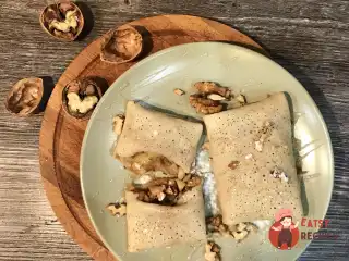 Млинці з начинкою з яблук та волоських горіхів