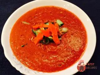 Гаспачо з вишнею, лососем та копченою паприкою