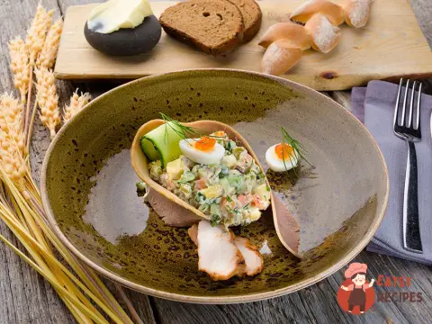 Олів'є з печеною картоплею, куркою та яловичою мовою