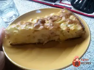 Яблучний пиріг на бісквітному тісті