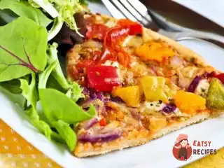 Піца з помідорами, селера, перцем, цукіні та двома видами сиру