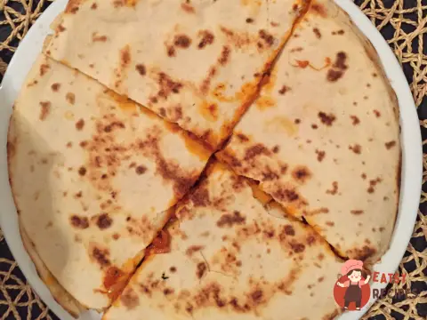 Кесаділля з куркою та чеддером