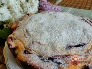 Пиріг із вишнею та сирним кремом