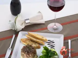 Тартар із тунця з авокадо та помідорами чері