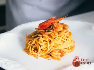 Домашні тальоліні з соусом арраб'яту, артишоками та червоною сицилійською креветкою