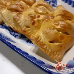 Слойки з яблуком, грушею та сиром