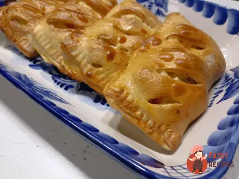 Слойки з яблуком, грушею та сиром