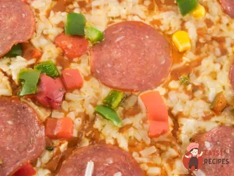 Піца збірна з оселедцем, копченою ковбаскою та грибами