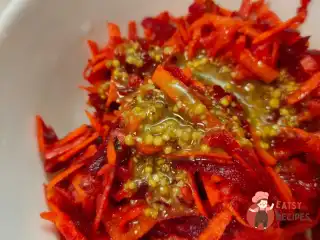 Салат із вареного буряка, моркви та яблука з пікантним соусом