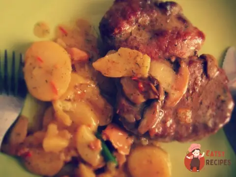 М'ясо у вершковому соусі з овочами.