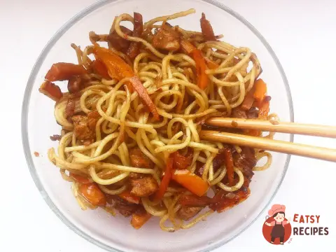 Локшина удон з куркою та овочами