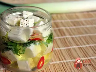 Маринований сир із лимонною цедрою