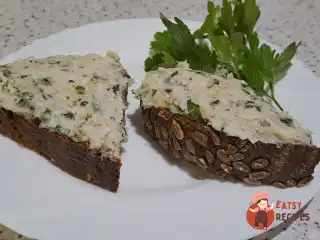 Закуска із сала з часником та петрушкою