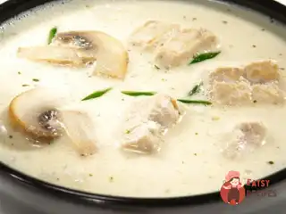 Гострий суп з куркою, кокосовим молоком та коренем галангала