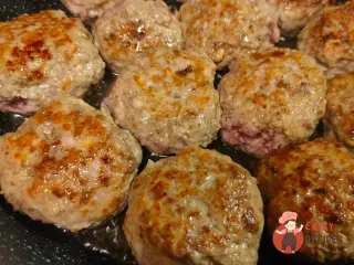 Крок 5: Тефтелі з яловичо-курячого фаршу тушковані з помідорами та часником у сметанному соусі