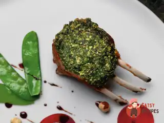 Баранина корейка в панцирі з фундука та кінзи